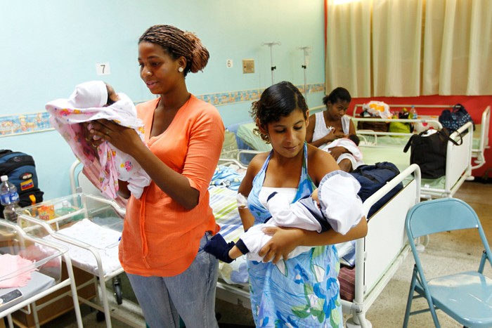 Các sản phụ đang chăm con ở bệnh viện ở Gatire, Venezuela.